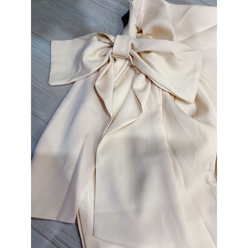 Áo sơmi cổ ngang trễ vai xinh xắn tiểu thư