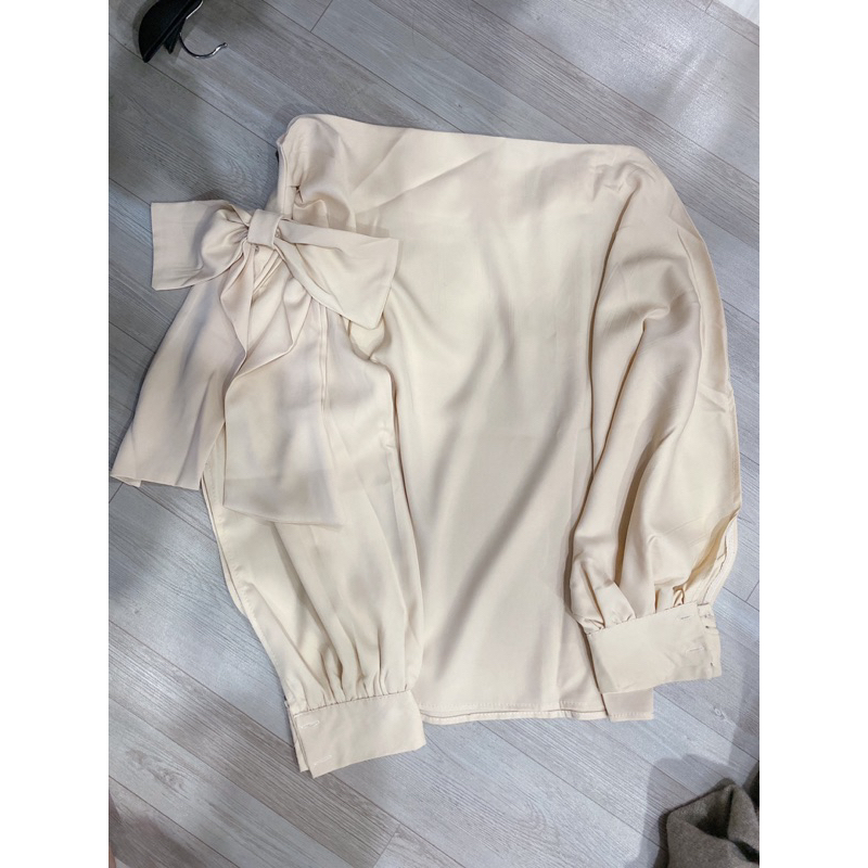 Áo sơmi cổ ngang trễ vai xinh xắn tiểu thư