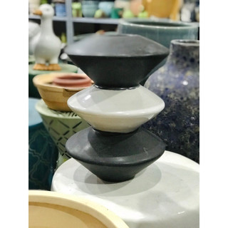 bình xoắn ốc trắng đen