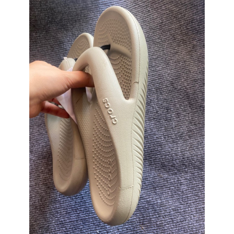 SỤC CROCS MELLOW XỎ NGÓN ÊM CHÂN .