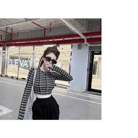 Áo nữ croptop tay dài cổ tròn nhiều chữ miu cực sang ba