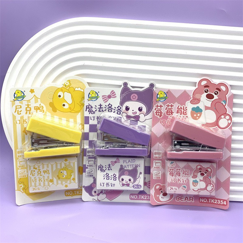 Bấm kim cute KT2354 / Dập kim cute kèm hộp kim 2354 gấu dâu Bấm kim 15 tờ/lần
