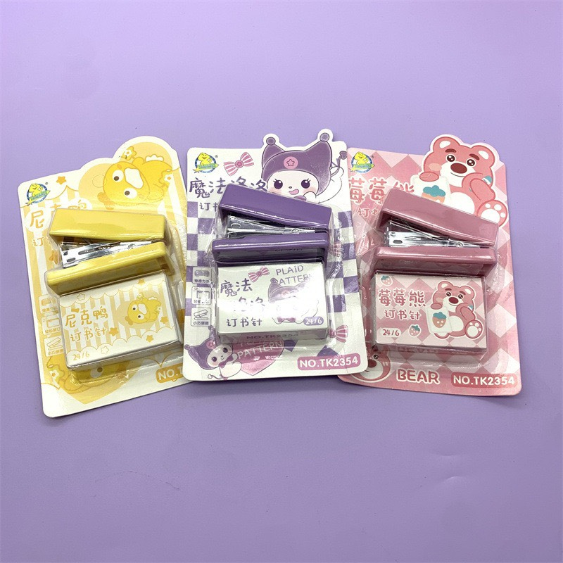 Bấm kim cute KT2354 / Dập kim cute kèm hộp kim 2354 gấu dâu Bấm kim 15 tờ/lần