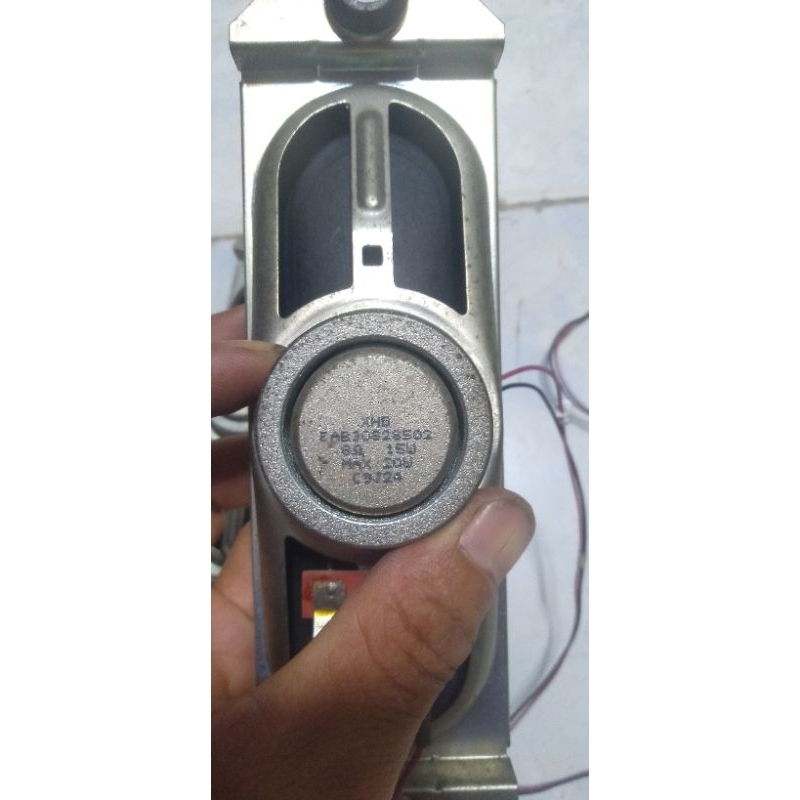 1 chiếc loa tháo từ tivi còn Sài tốt