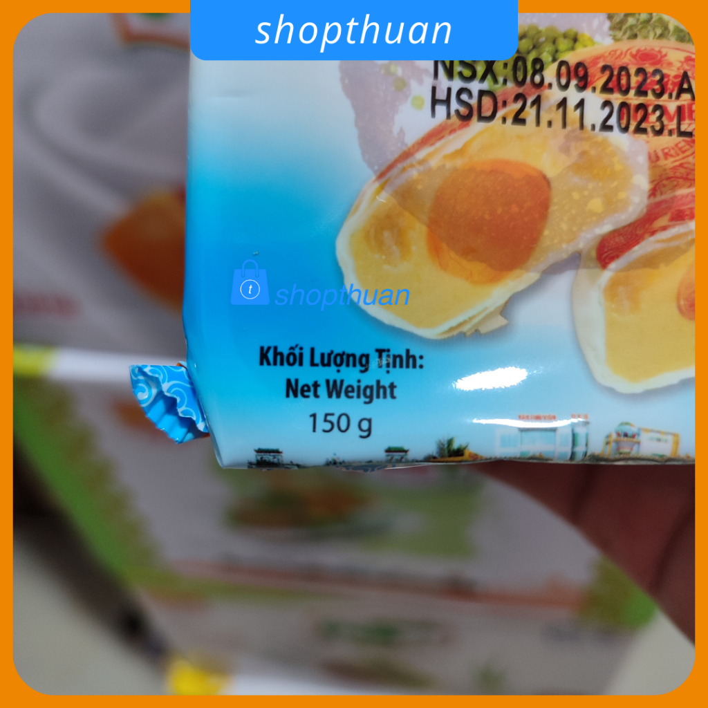 1 cái Bánh pía 5 sao đậu sầu riêng trứng muối Tân Huê Viên 150g