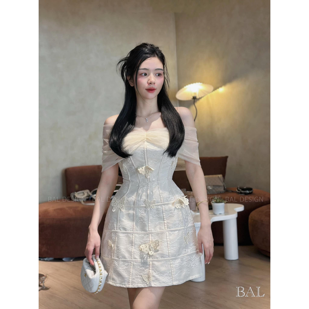 Váy thiết kế trễ vai cánh tiên hoa nổi dập viền 2 màu