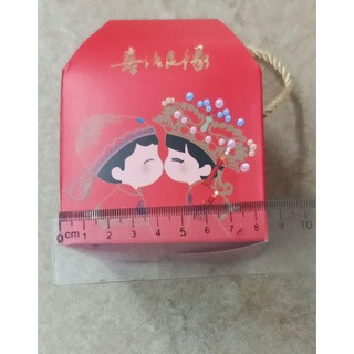 Vỏ hộp quà cưới màu đỏ hình dâu rể có dây xách