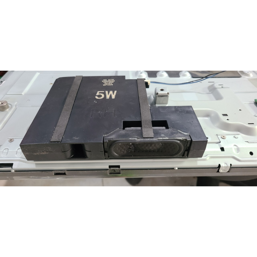 Cặp loa tivi LG 42in, model 42LB551T, máy hư màn bên mình rả bo bán linh kiện