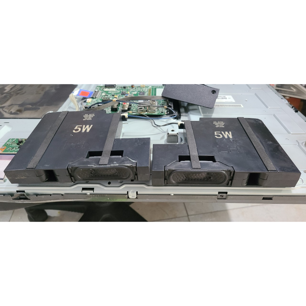 Cặp loa tivi LG 42in, model 42LB551T, máy hư màn bên mình rả bo bán linh kiện
