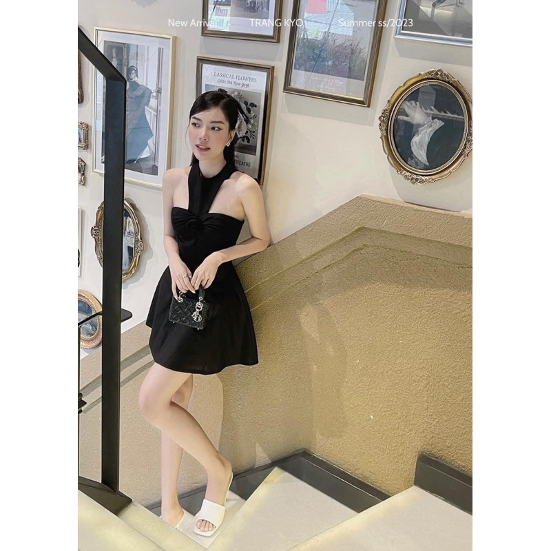Đầm Dự Tiệc Cổ Yếm Đính Hoa Sang Chảnh