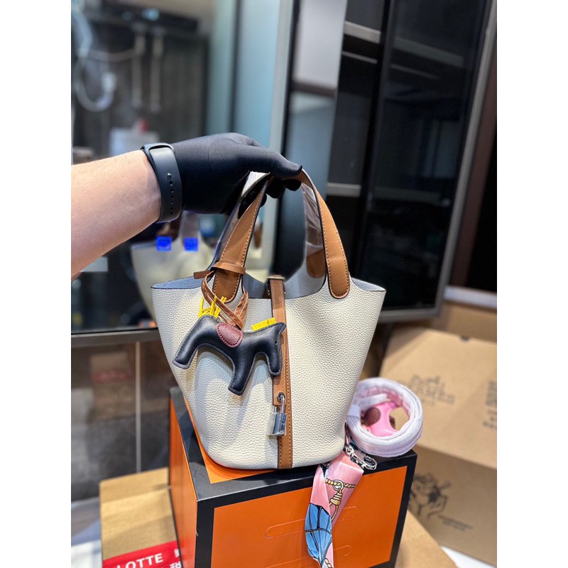 Túi xách LV Picotin size 18 cm, túi màu trắng viền trang trí màu nâu tặng kèm ngựa ngẫu nhiên