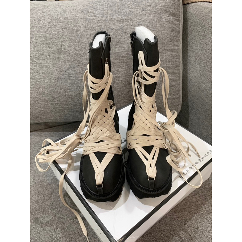 Giày boots nữ đế bằng phong cách GOTHIC