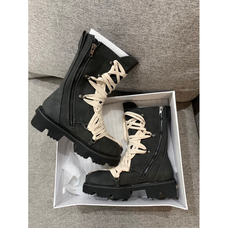 Giày boots nữ đế bằng phong cách GOTHIC