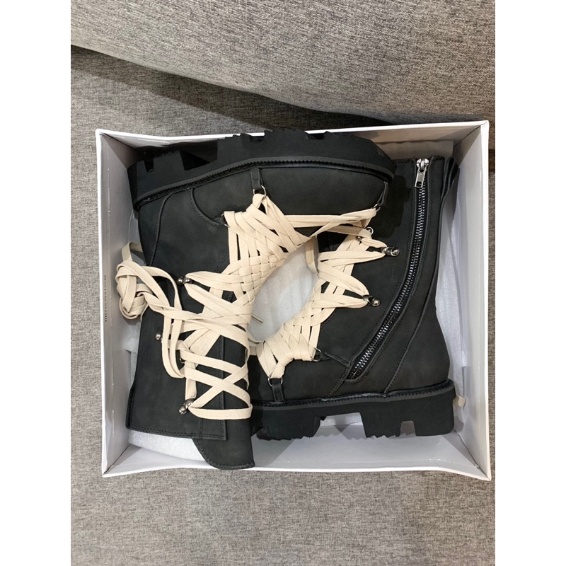 Giày boots nữ đế bằng phong cách GOTHIC