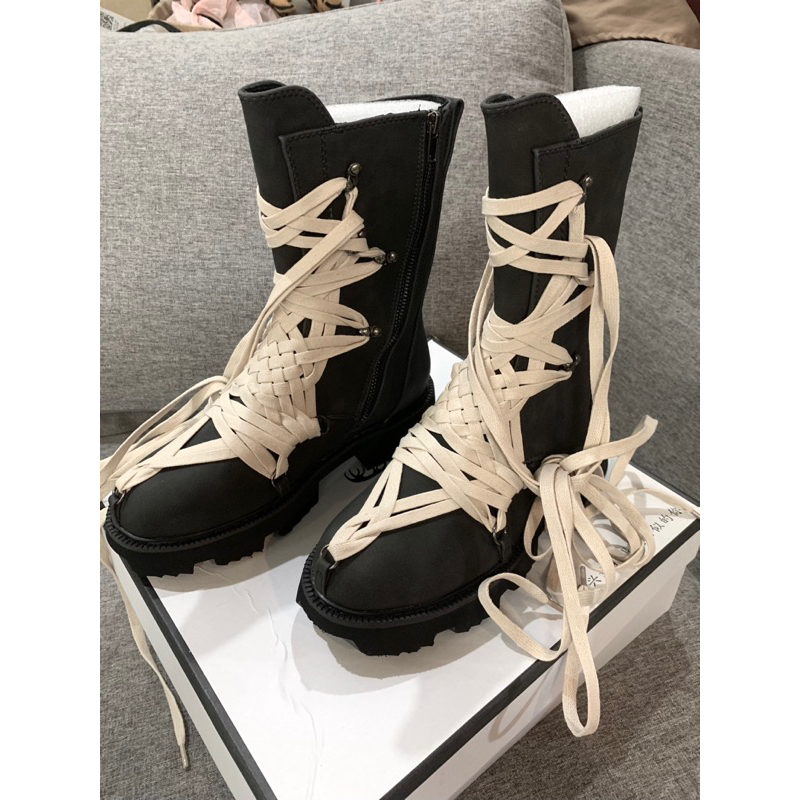 Giày boots nữ đế bằng phong cách GOTHIC