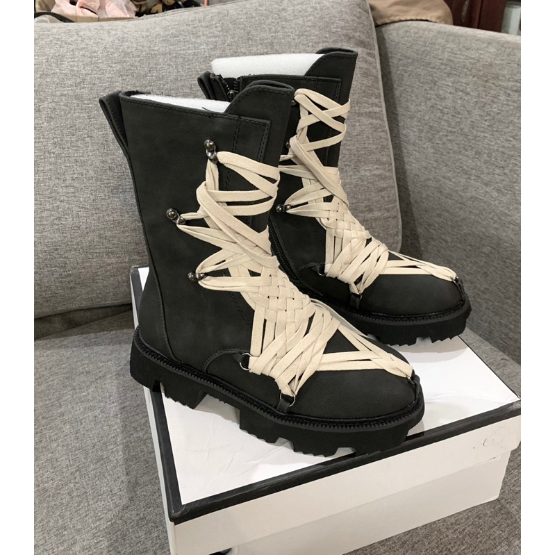 Giày boots nữ đế bằng phong cách GOTHIC