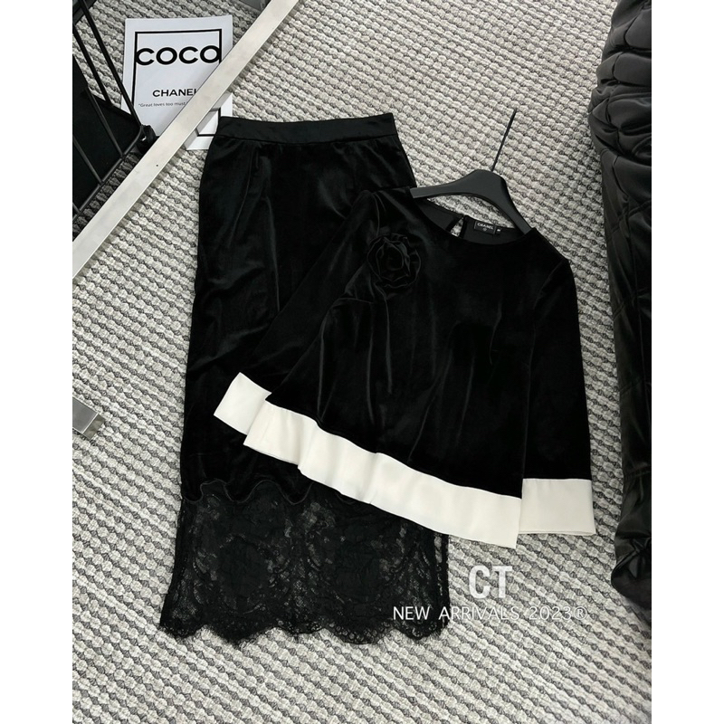 Áo nhung hoa lệch pha gấu kèm hoa