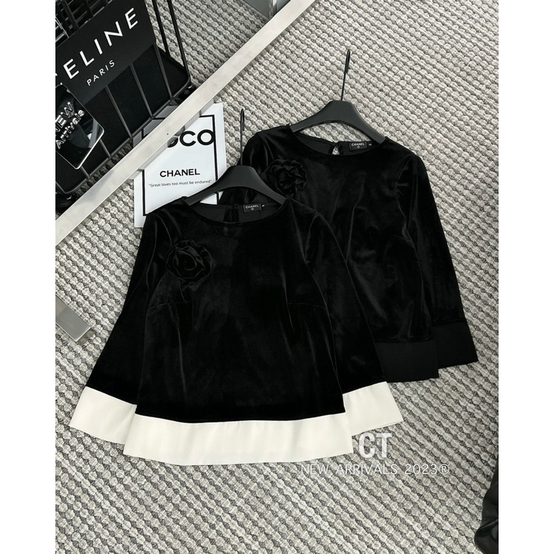 Áo nhung hoa lệch pha gấu kèm hoa