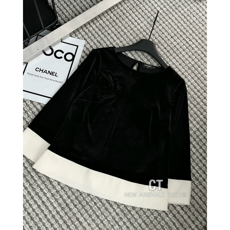 Áo nhung hoa lệch pha gấu kèm hoa