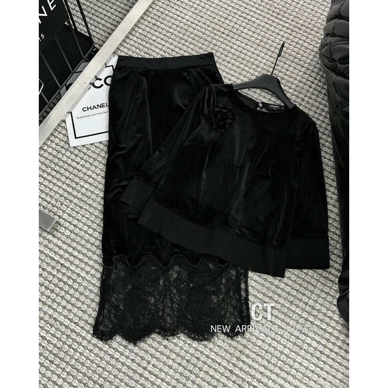 Áo nhung hoa lệch pha gấu kèm hoa