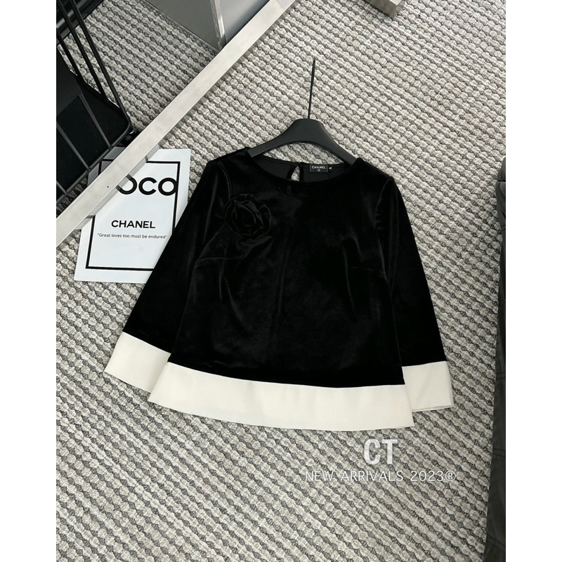 Áo nhung hoa lệch pha gấu kèm hoa