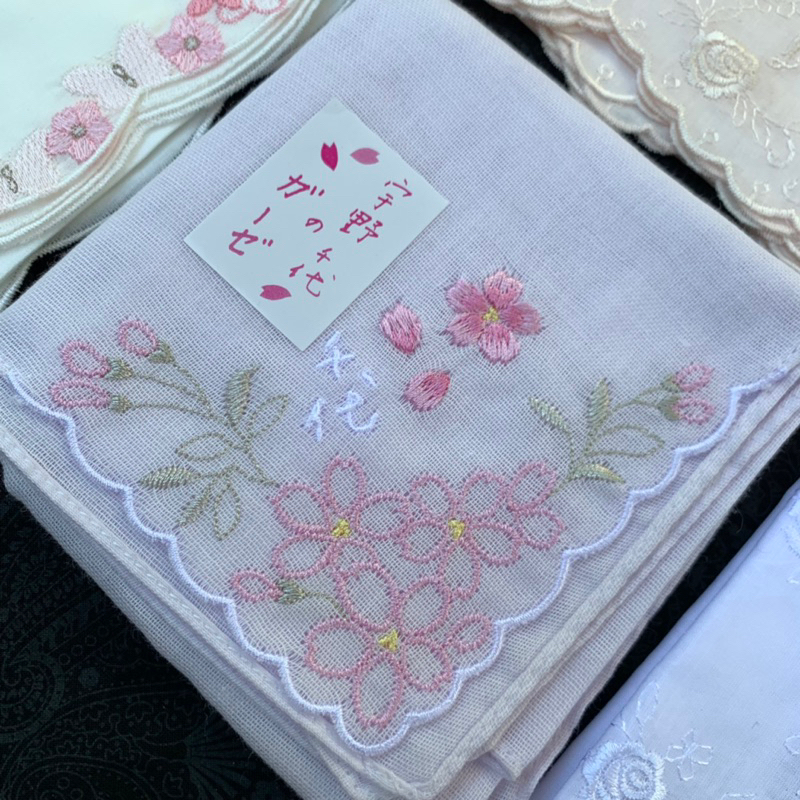 Khăn tay thêu nổi Nhật Bản. Kích thước 48 x 48 cm. Có sẵn