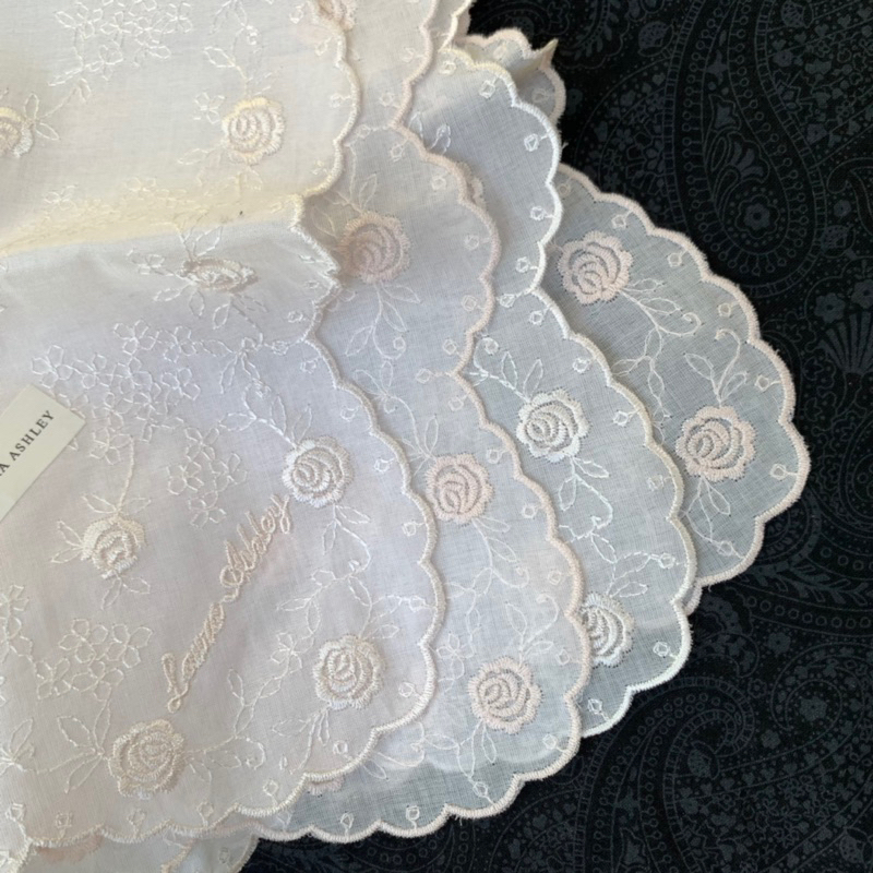 Khăn tay thêu nổi Nhật Bản. Kích thước 48 x 48 cm. Có sẵn