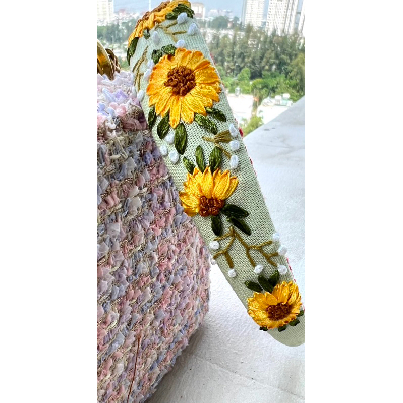 Cài tóc xanh bơ thêu hoa hướng dương Handmade by Chang