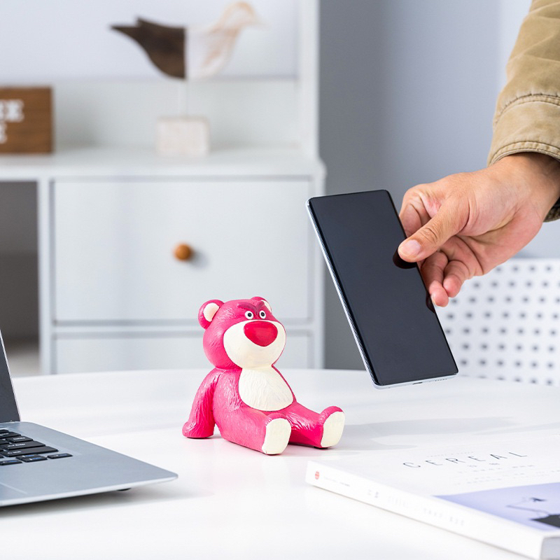 Giá Đỡ Điện Thoại Để Bàn Hình Chú Gấu Và Dâu Tây Dễ Thương