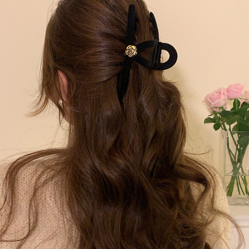 Kẹp Tóc Chéo Nhung Đính Hoa Trà Sang Chảnh