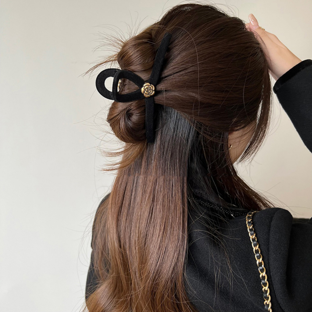 Kẹp Tóc Chéo Nhung Đính Hoa Trà Sang Chảnh