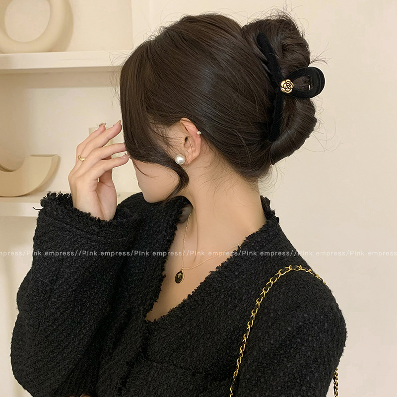 Kẹp Tóc Chéo Nhung Đính Hoa Trà Sang Chảnh