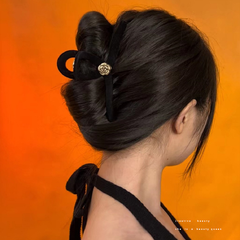 Kẹp Tóc Chéo Nhung Đính Hoa Trà Sang Chảnh