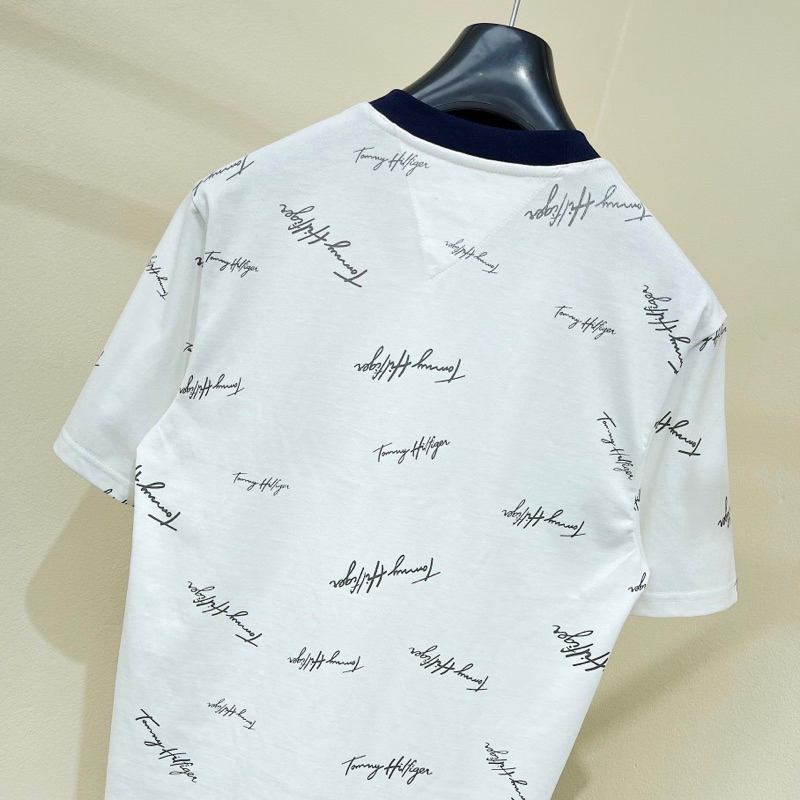 Áo phông Tommy_Hilfiger nam nữ in vạch sọc đen trắng đỏ chữ kí quanh áo. Áo Thun Unisex Form Rộng Siêu Hot Phiên Bản Mới