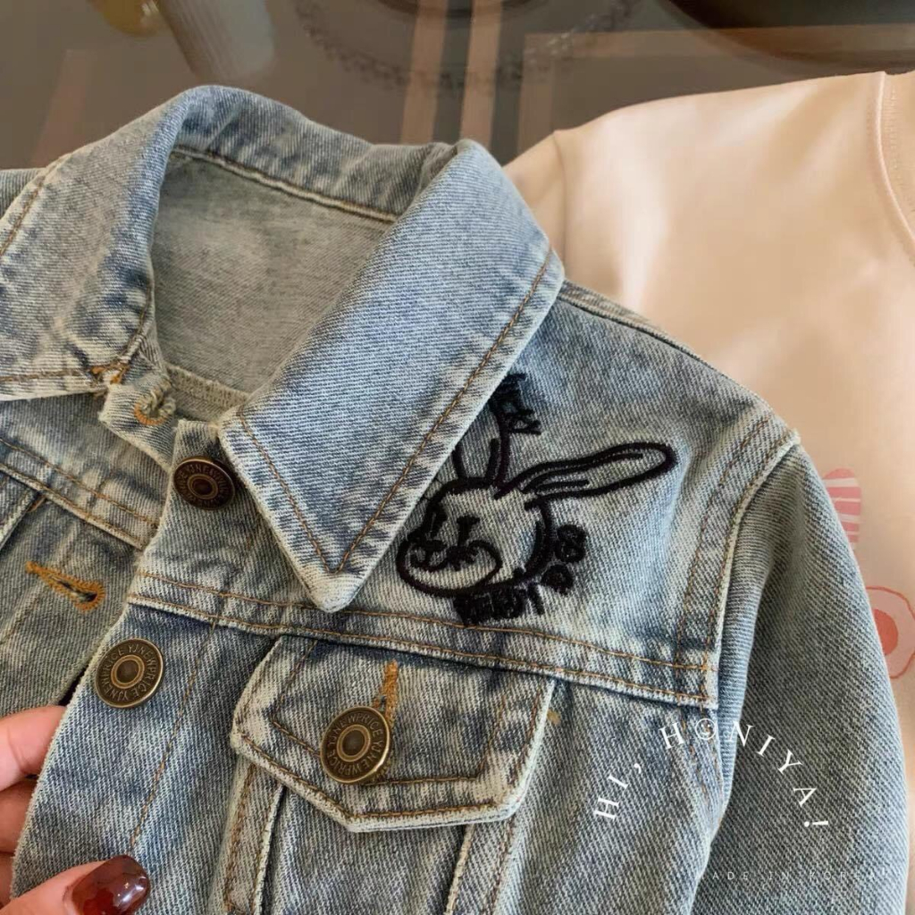 Áo Khoác Bò Họa Tiết Thỏ Dễ Thương Cho Bé WOWKIDS, Áo Khoác Jeans Mềm Họa Tiết Thỏ Dễ Thương