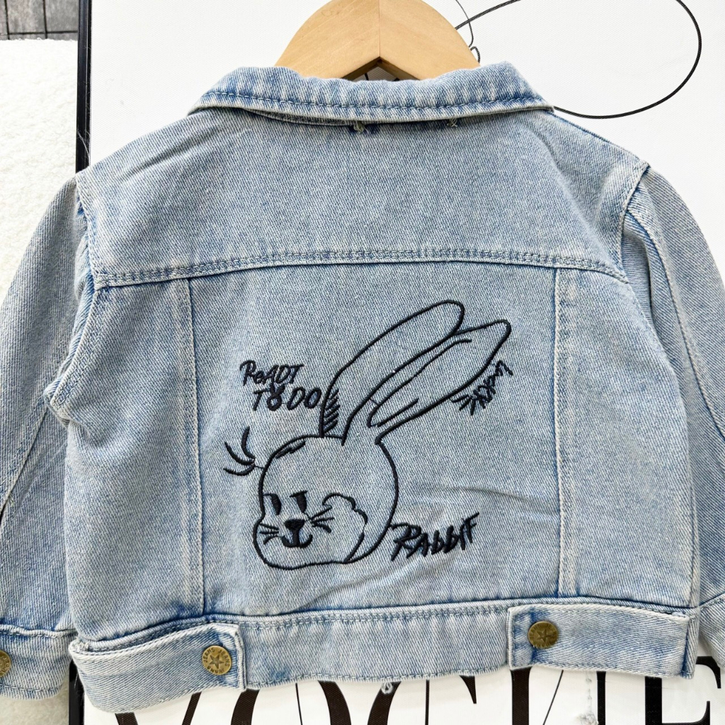 Áo Khoác Bò Họa Tiết Thỏ Dễ Thương Cho Bé WOWKIDS, Áo Khoác Jeans Mềm Họa Tiết Thỏ Dễ Thương