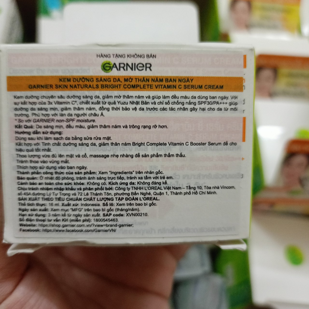 Kem dưỡng da ngày/ đêm làm sáng và đều màu da Garnier Vitamin C Serum Cream