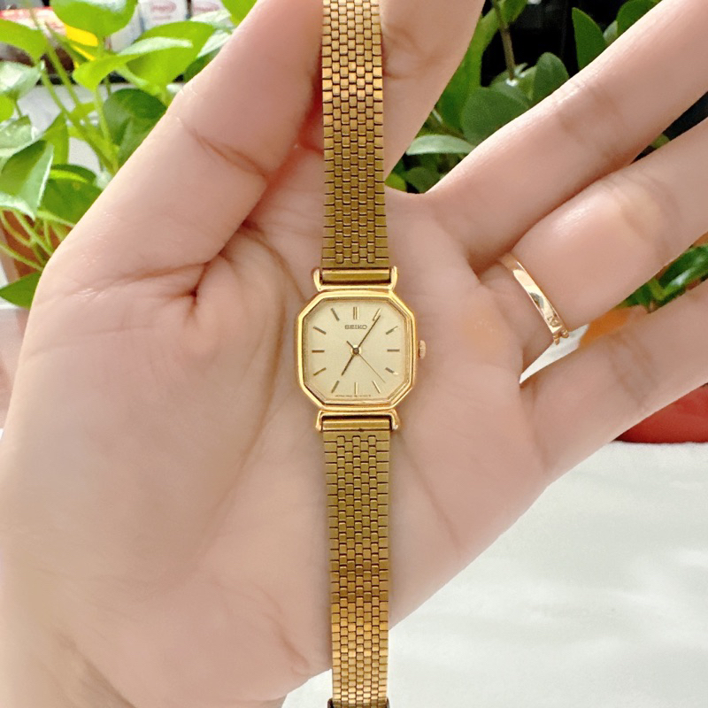 Đồng hồ nữ si nhật dáng tank hiệu Seiko, dây khoá zin