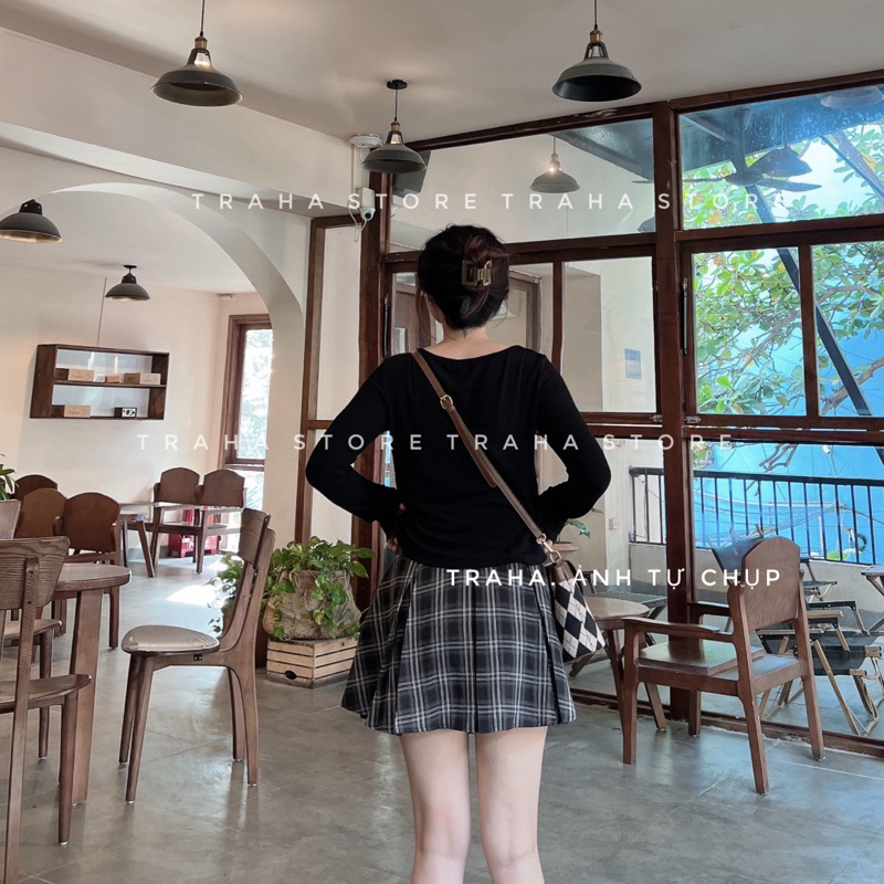 Chân váy kẻ sọc xếp ly dáng ngắn lưng cao mùa thu đông 2023