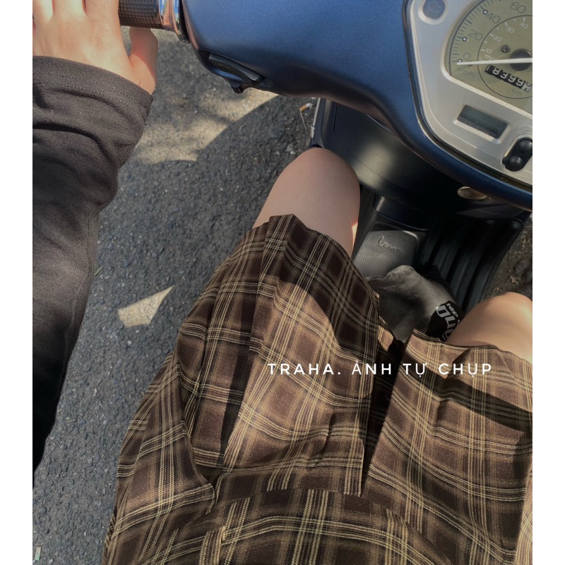 Chân váy kẻ sọc xếp ly dáng ngắn lưng cao mùa thu đông 2023