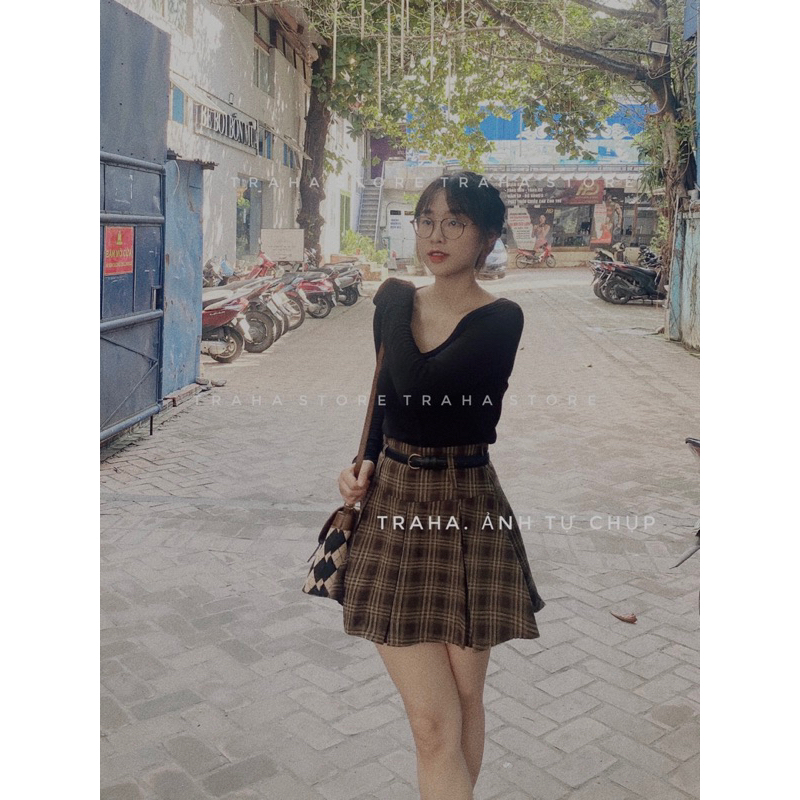 Chân váy kẻ sọc xếp ly dáng ngắn lưng cao mùa thu đông 2023