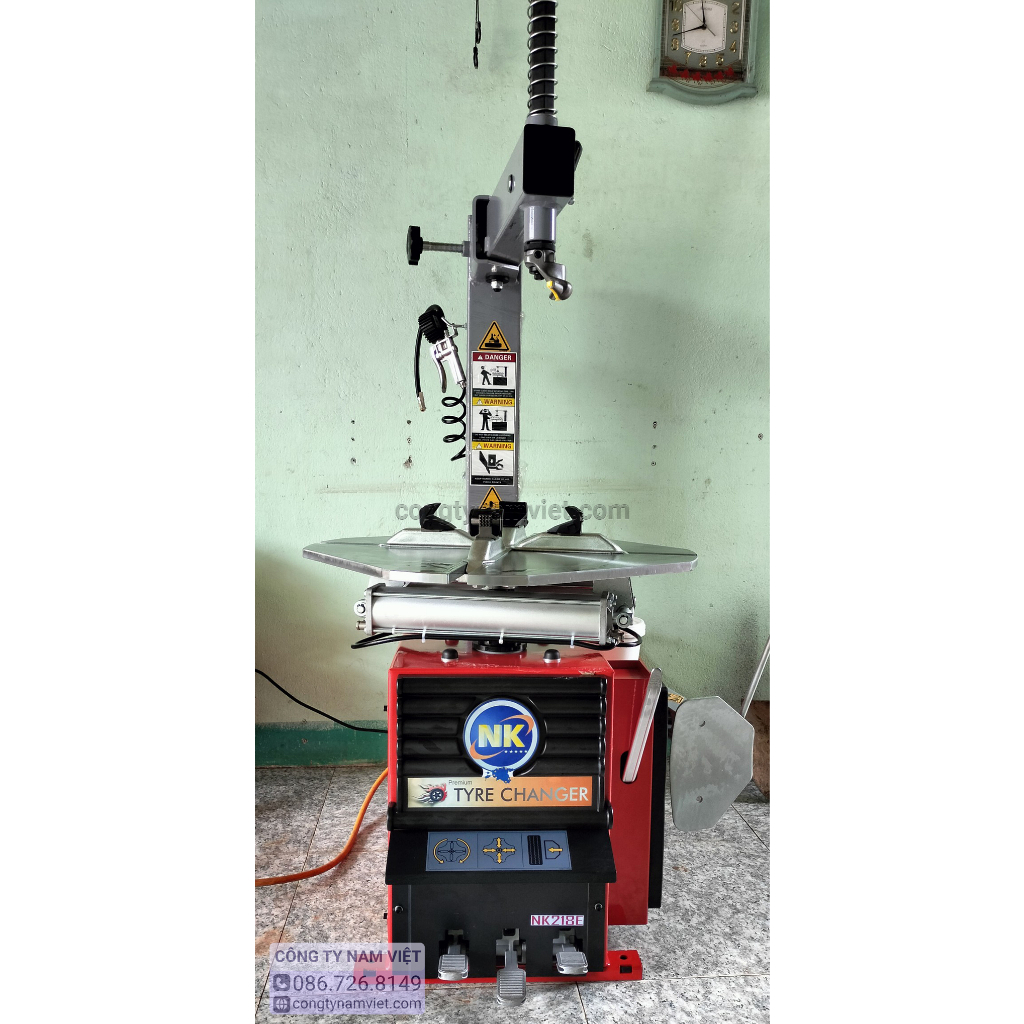 Máy tháo vỏ, máy ra vào lốp, máy ra vỏ xe tay ga, xe máy, ô tô, xe tải, du lịch NK NK218E