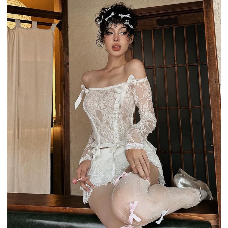 Set áo croptop trễ vai tai dài đính nơ xuyên thấu chân váy ngắn cạp thấp ren bồng tầng đơn sắc phong cách tiểu thư