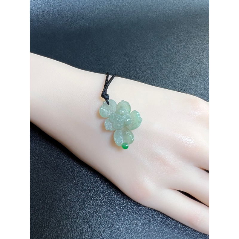 Mặt dây chuyền chạm tay hình hoa sen