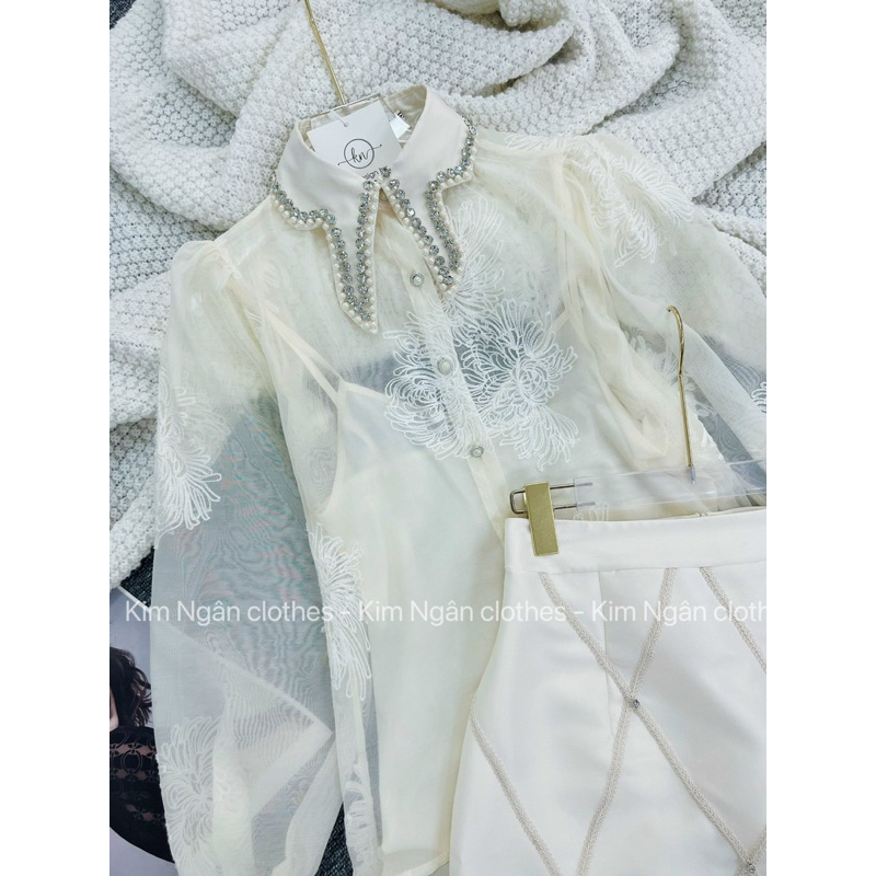 Sét áo tơ thêu hoa, phối chân váy đính dây viền caro dáng chữ A xinh xỉu