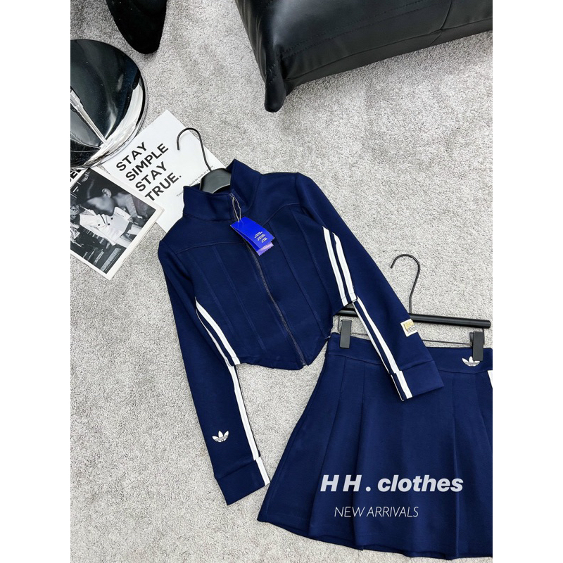 Set áo tay dài kèm chân váy xoè viền sọc