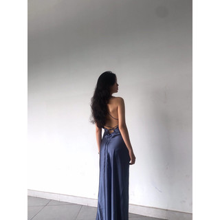 Đầm lụa cổ đỗ dây đan lưng Mevauyen