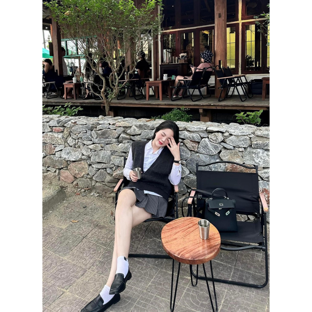 Set Áo Sơ Mi Thô Mềm Mix Ghile Len Cổ V Kèm Chân Váy Thô Kẻ Xoè Xếp Ly