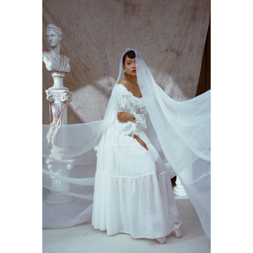 Đầm Maxi trễ vai dáng xoè tay phồng The Country Collin Maxi Dress vải linen tơ trắng