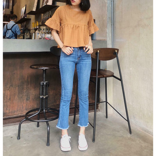 Quần jeans ống loe màu xanh sáng dáng lửng